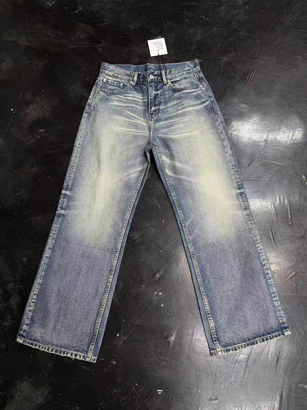 Natural Distressed Jeans